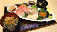 うにみそ飯とお刺身定食